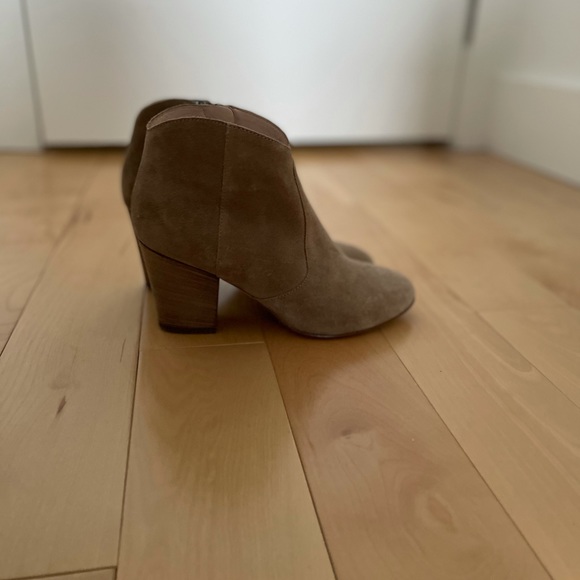 Beautiful well made Club Monaco suede boots. Fit a true size 6. Never worn. - Picture 2 of 3